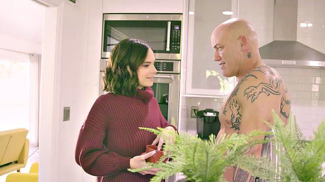 Соседка по комнате опять мешает смотреть сериал и лезет трахаться своими сиськами