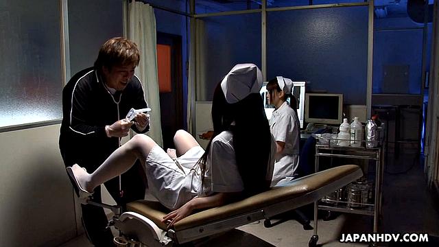 азиатская медсестра лечит урода по полной программе