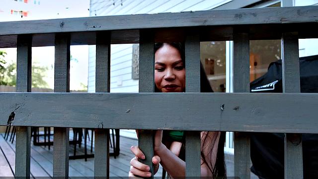 эви раздевается на улице и дрочит в белье