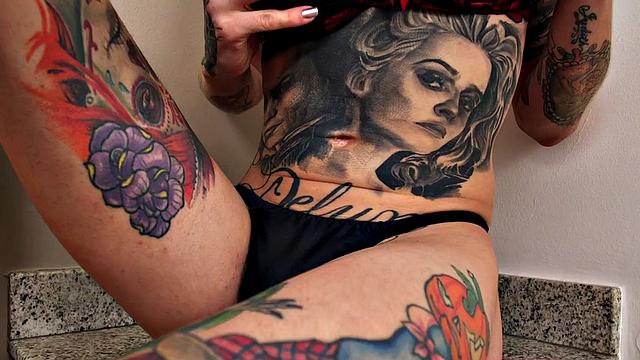 Татуированная транса в белье заводит дымом и с жадностью сосёт член