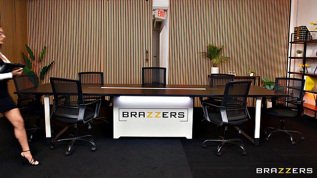 начальница учит горячих подчинённых, как заслужить повышение - по-взрослому