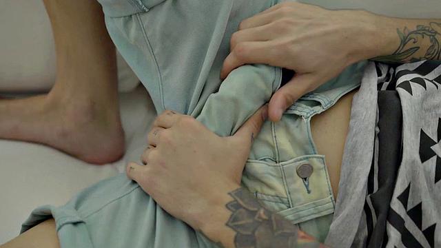 Inked boyfriend pounding tight bareback ass in couple