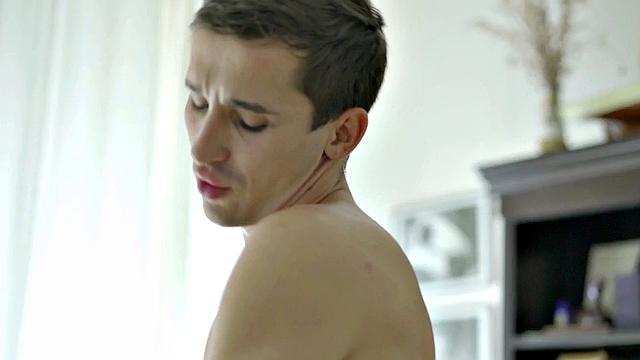 Inked boyfriend pounding tight bareback ass in couple