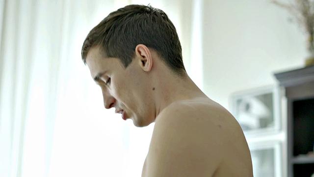 Inked boyfriend pounding tight bareback ass in couple