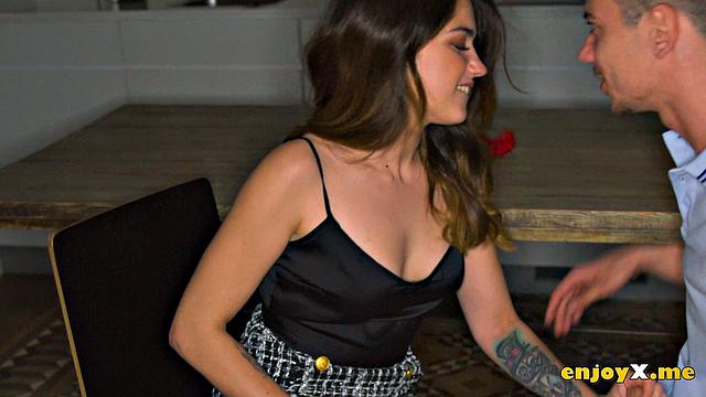 Валентина Лапьедра сосет и получает в жопу от Томми Кабрио