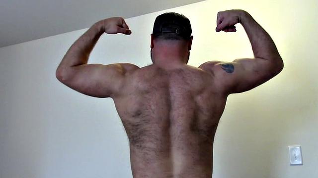 Тофер раздевается, дрочит и трахается игрушками в душе