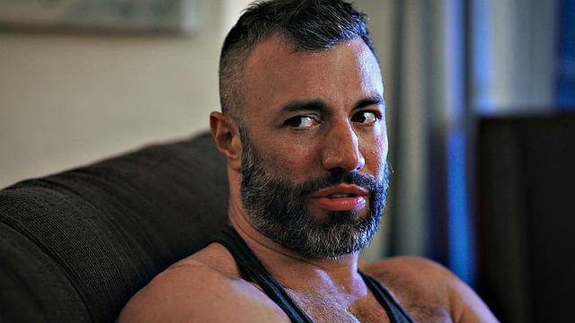 два накачанных соседа трахаются после жарких снов