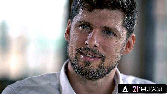 Сексуальная блондинка Анжелика Грейс отдается Кристофу в офисе в анал