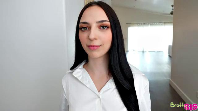 Скарлетт Роузвуд ловит Макса Филлса: страсть за шортами, жаркое вылизывание и глубокий минет в униформе.