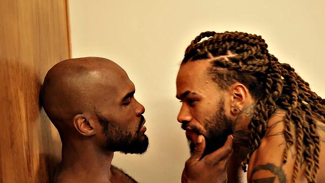 Мускулистый черный качок получает глубокий анал от латинского парня