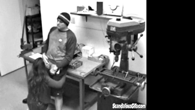 парочка жестко трахается в офисе под скрытой камерой