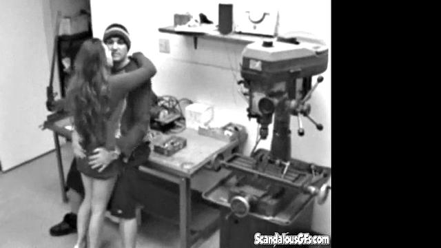 парочка жестко трахается в офисе под скрытой камерой