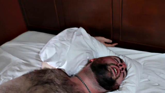 Одержимый друг срывает трусы и жадно вылизывает жопу