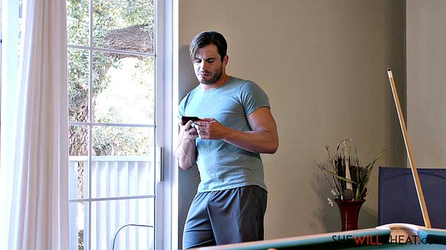 Kitana Montana изменяет мужу с его другом и получает сперму на лицо.