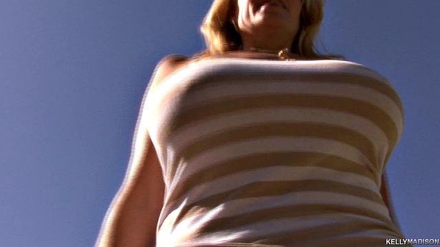 жаркий тройничок в спальне с двумя бешеными блондинками