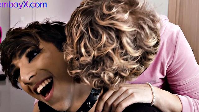 смотри, как два фембоя трахаются с качком без резинки втроём