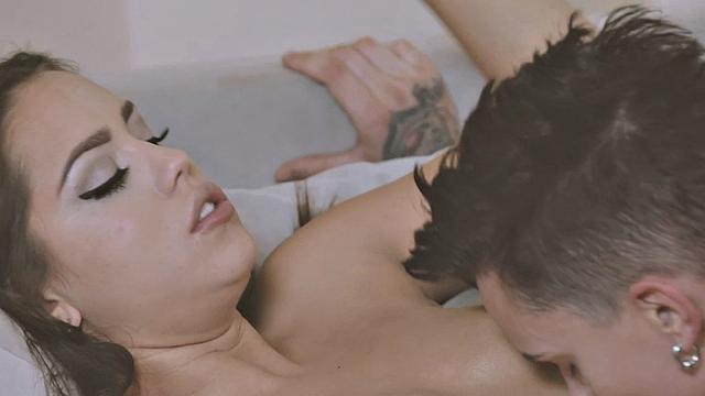 Les beauty pussylicking girlfriend in couple