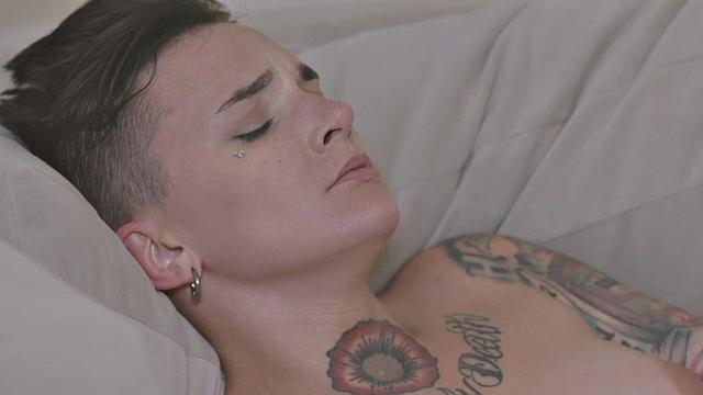 Les beauty pussylicking girlfriend in couple