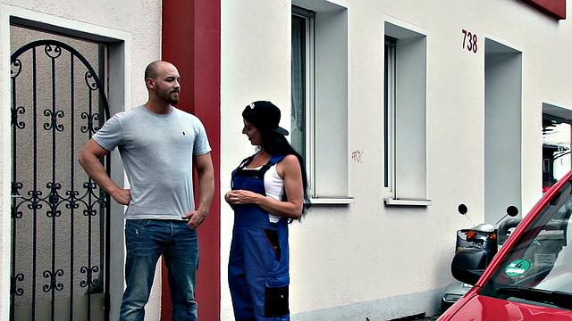 пэтти трахается на диване на улице