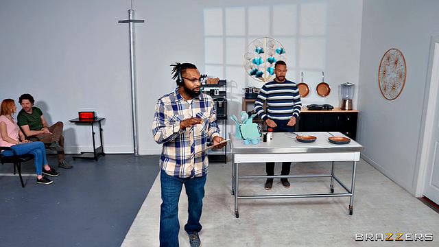 рыжая продавщица трахается с ведущим прямо в эфире