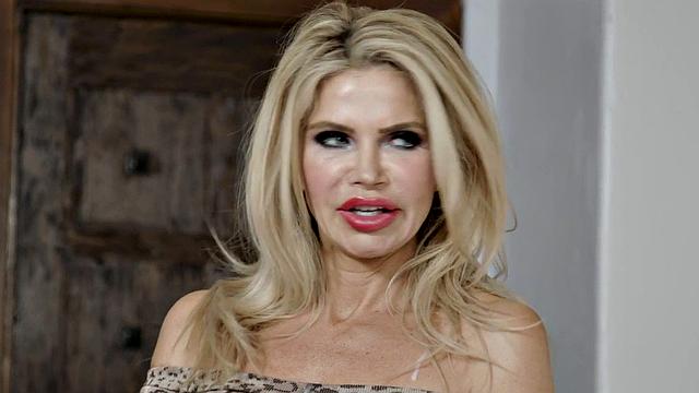 Big-titted cougar bounces on young cock after deepthroat