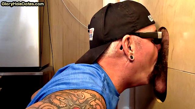 Cuminmouth gloryhole DILF sucks in homemade closeup