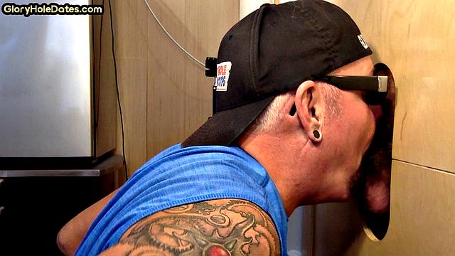 Cuminmouth gloryhole DILF sucks in homemade closeup