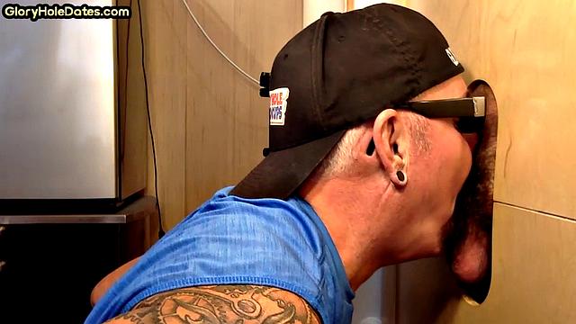 Cuminmouth gloryhole DILF sucks in homemade closeup