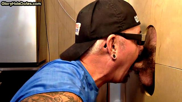 Cuminmouth gloryhole DILF sucks in homemade closeup