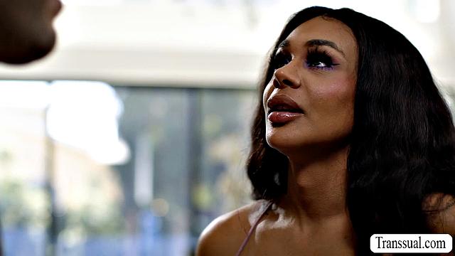 Wolf Hudson застает Eva Maxim - трахают друг друга на кухне, пока муж на работе (shemale)