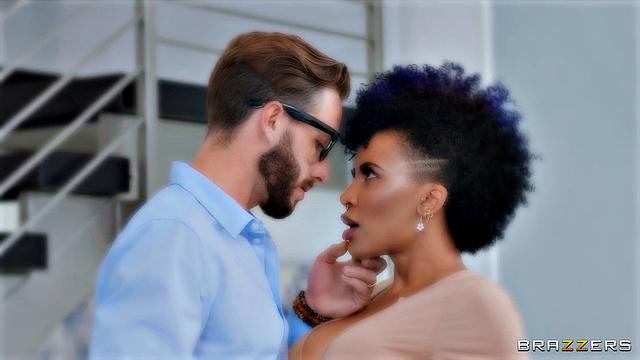 Деми надоел муж, шуриниха решает: пусть муж развлекает гостюху на диване