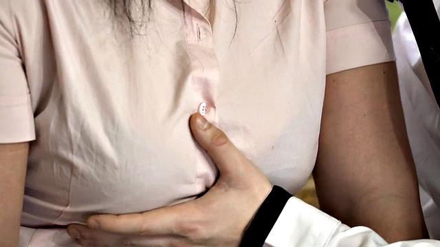 зрелая шлюха заглатывает по-жесткому, а потом отдается на диване