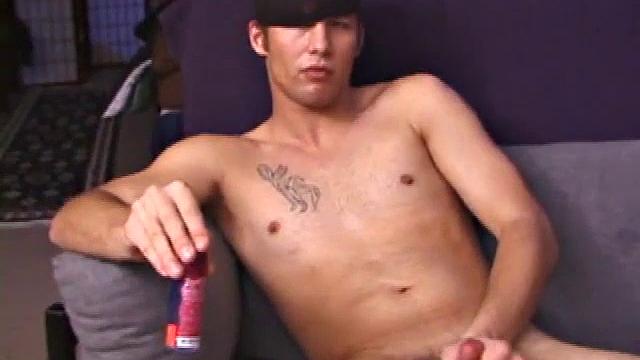 стивен дрочит свой член на камеру