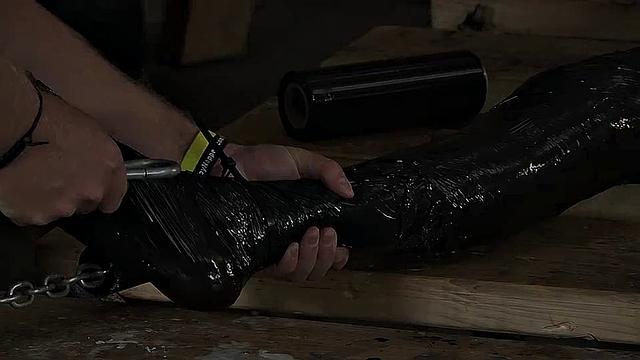 Обёртывают в плёнку воришка спермы - часть 1 - Мэйсон Мэдисон и Себастьян Кейн