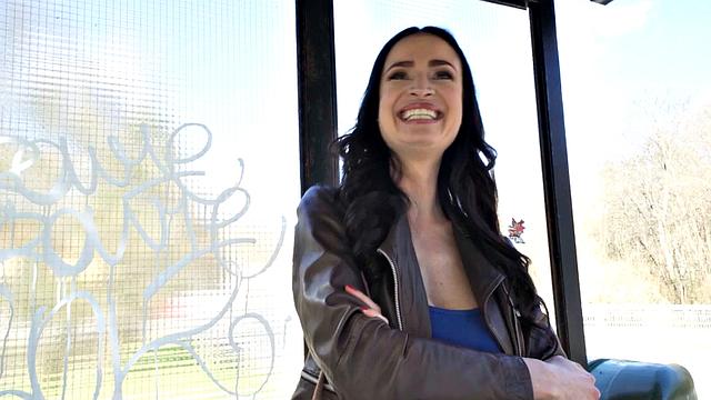 Молодая красотка сосёт хуй незнакомцу на улице по кайфу