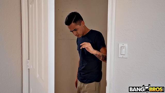 София Локк устраивает жаркое домашнее шоу со своим отчимом на камеру.