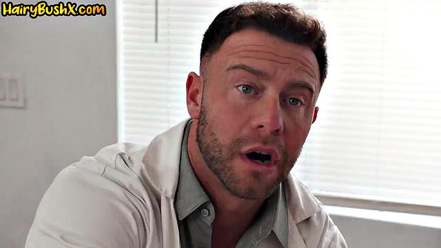 Волосатая зрелая жарко скачет на члене у доктора после минета.