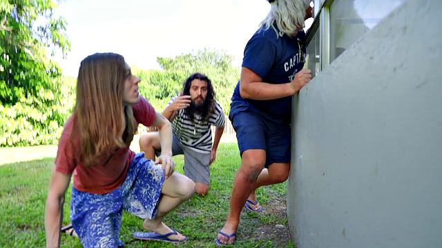 рыжая в шлёпках ловит жёсткий трах на диване