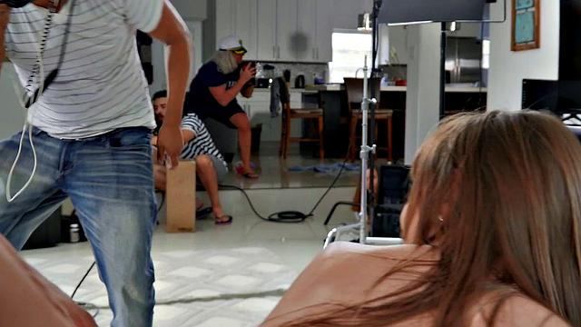 рыжая в шлёпках ловит жёсткий трах на диване