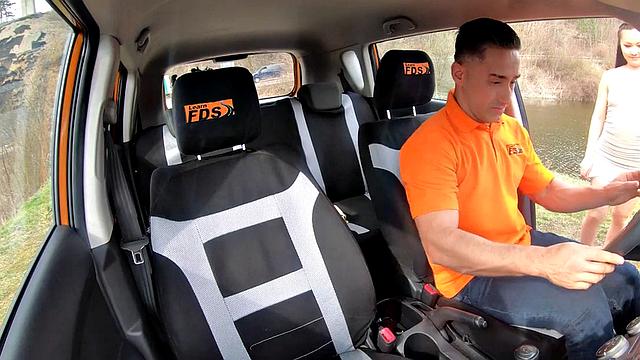 азиатская красотка заводит инструктора прямо в машине