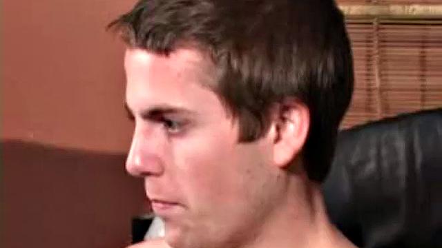 Холден решил, что правая рука - лучший друг парня