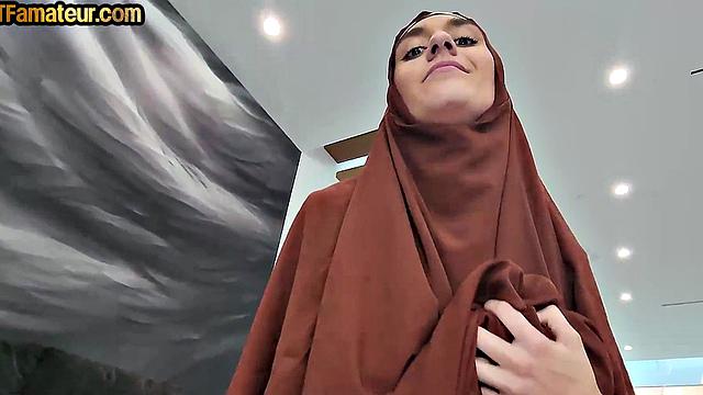 Amateur DTF babe deepthroats and got banged in 3some