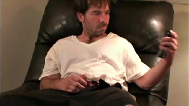 Шеннон дрочит член до мощного конча на домашнем видео