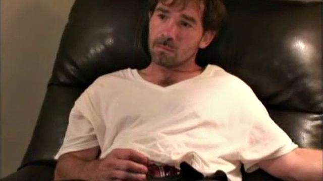 Шеннон дрочит член до мощного конча на домашнем видео