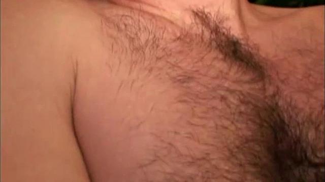 Шеннон дрочит член до мощного конча на домашнем видео