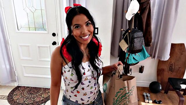 жадa трясёт азиатской жопкой и обслуживает без лишних слов