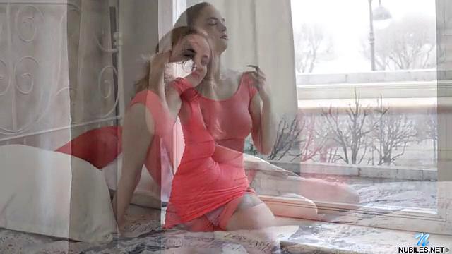 русская красотка веселится с сиськами и трусиками, как в цирке