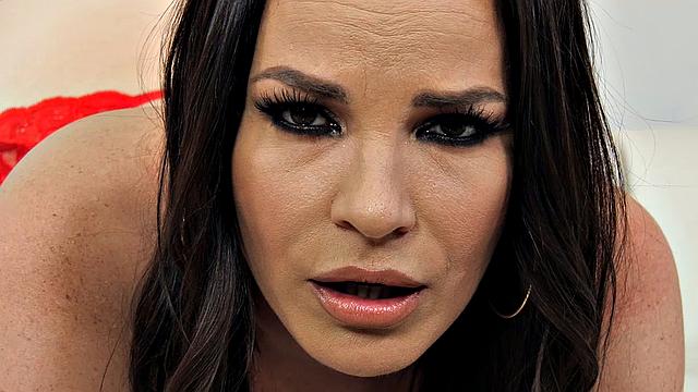 Дана ДеАрмонд разгоняет попку игрушками и зовёт на реальный анал