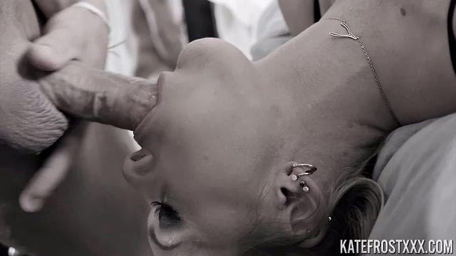 Кейт Фрост выгибается на кровати и ловит жесткий трах
