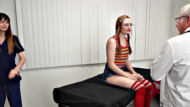 смотри как доктор трахает рыжую при медсестре